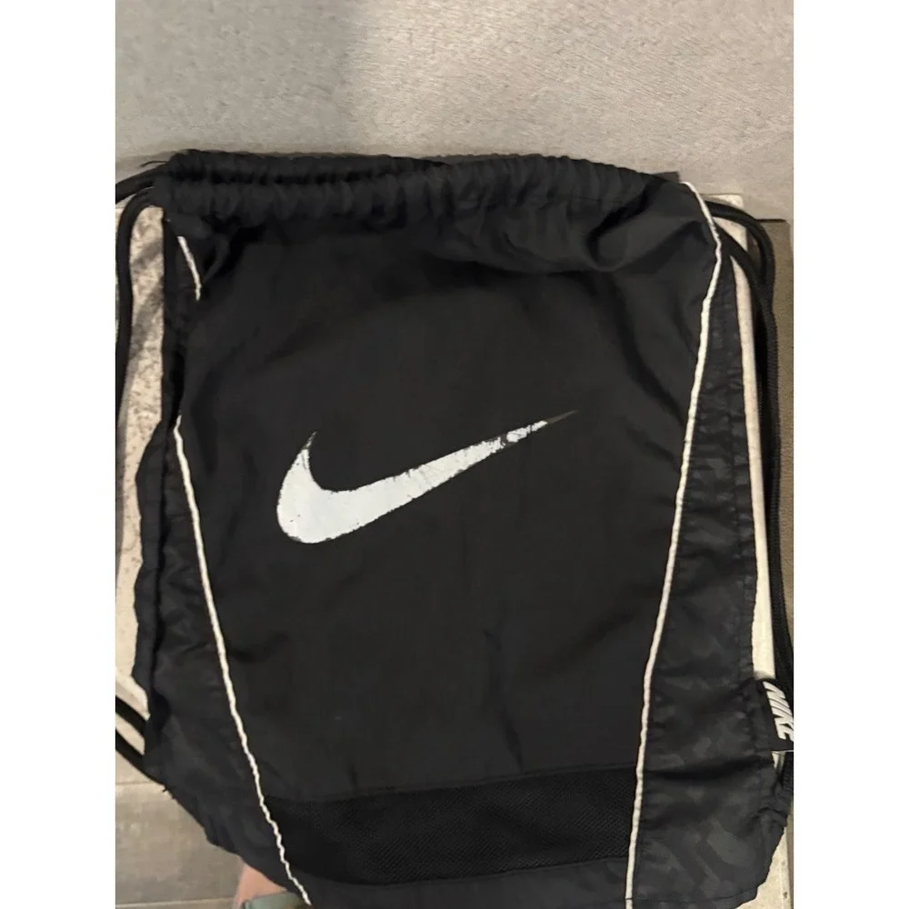 Nike Bag Drawstring Football Black & White Cleat Cleat/Gym Bag 19 x 14 vented‎